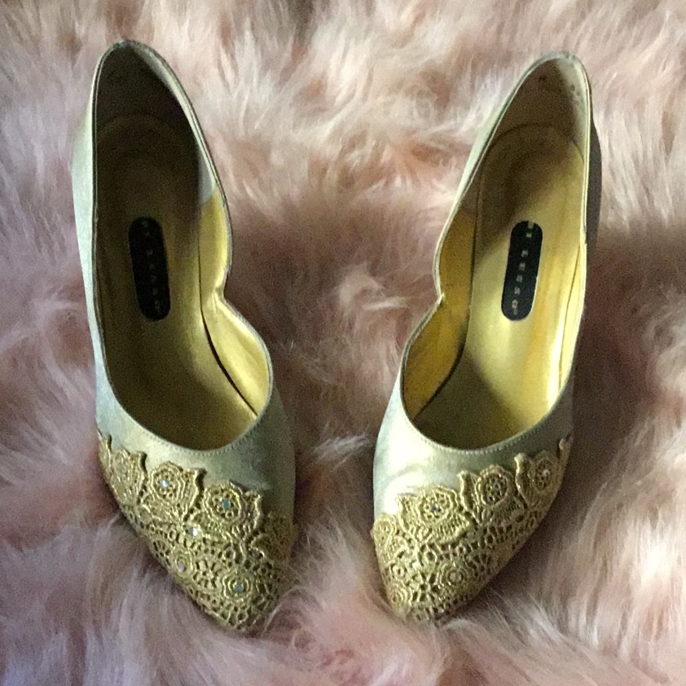 Gold dip side lace heels